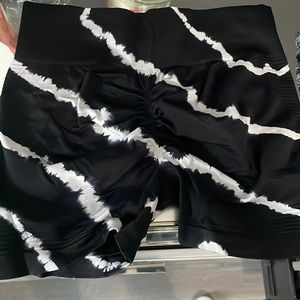 High waist scrunch butt workout shorts !